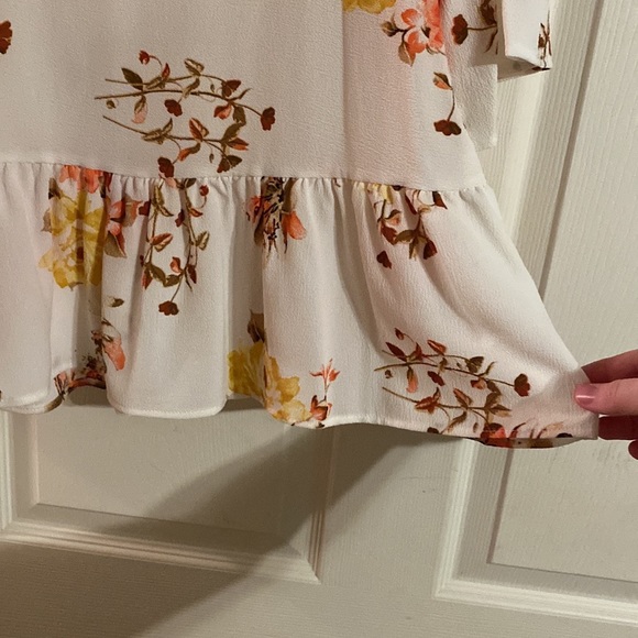 Women’s Floral Boutique Top - Perfect for Fall 🍁 - Picture 4 of 7